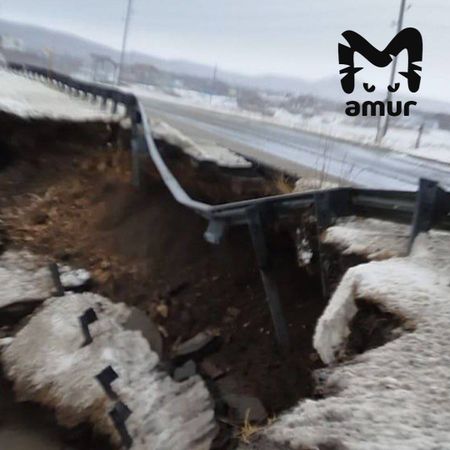 Огромные волны уничтожают пляж и дорогу на Сахалине