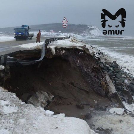 Огромные волны уничтожают пляж и дорогу на Сахалине