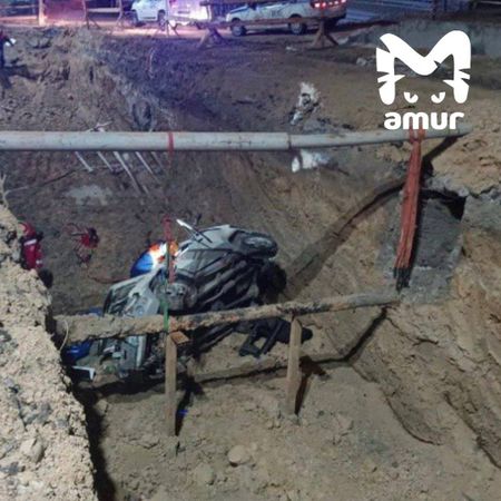 Внедорожник упал в котлован в центре столицы Камчатки