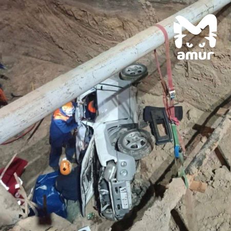 Внедорожник упал в котлован в центре столицы Камчатки