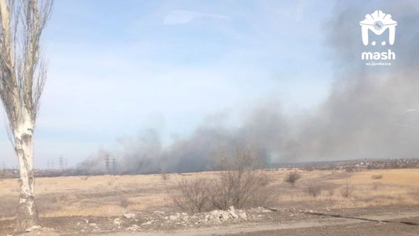 Уже второй день на левом берегу Мариуполя виден столб дыма