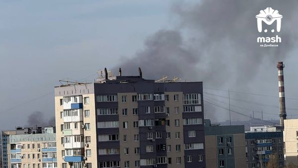 Уже второй день на левом берегу Мариуполя виден столб дыма