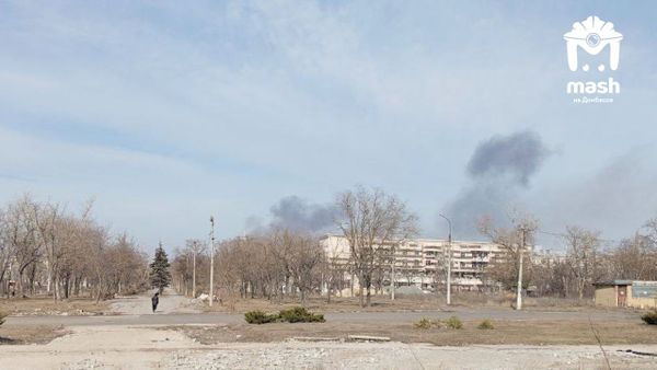 Уже второй день на левом берегу Мариуполя виден столб дыма