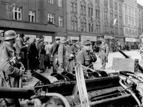 Бойцы РОА с чешскими силами сопротивления. 1945 год