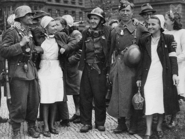 Бойцы РОА с чешскими силами сопротивления. 1945 год