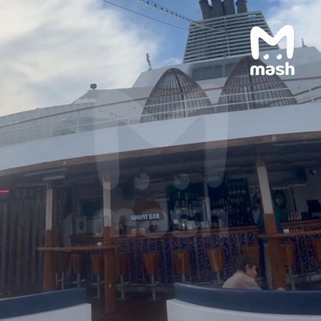 Пассажиры застрявшего у берегов Турции круизного лайнера назвали ситуацию "экстраординарной"