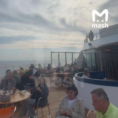 Пассажиры застрявшего у берегов Турции круизного лайнера назвали ситуацию "экстраординарной"