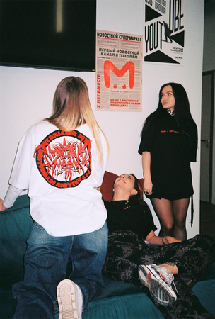 Собрали по крупицам: Mash выпустил лимитированную коллекцию мерча совместно с брендом MYDRIASIS