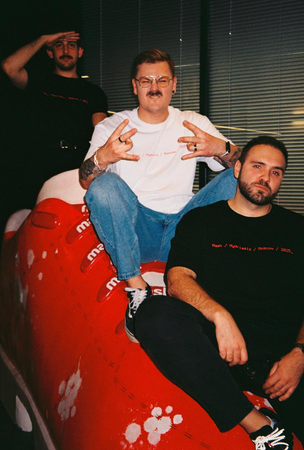 Собрали по крупицам: Mash выпустил лимитированную коллекцию мерча совместно с брендом MYDRIASIS