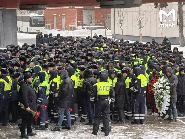 Родные и коллеги пришли на прощание с офицерами ДПС, погибшими при взрыве на юге Москвы