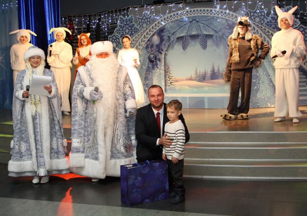 Ёлка желаний дошагала до Серова — металлурги помогли исполнить желание 37 детишек, которым особенно нужна поддержка