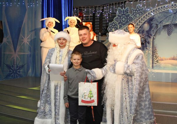 Ёлка желаний дошагала до Серова — металлурги помогли исполнить желание 37 детишек, которым особенно нужна поддержка