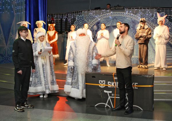 Ёлка желаний дошагала до Серова — металлурги помогли исполнить желание 37 детишек, которым особенно нужна поддержка