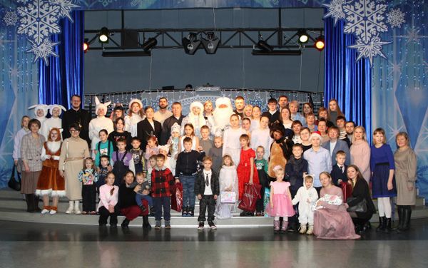 Ёлка желаний дошагала до Серова — металлурги помогли исполнить желание 37 детишек, которым особенно нужна поддержка