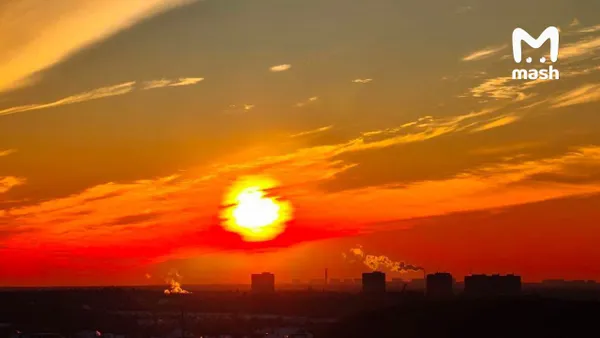 Москвичи засняли над городом розовый закат