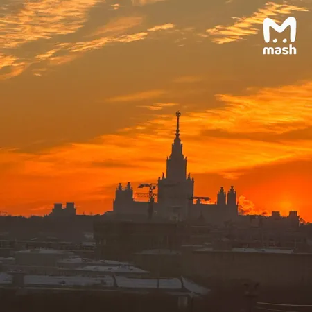 Москвичи засняли над городом розовый закат