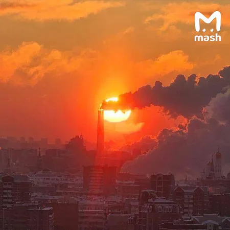 Москвичи засняли над городом розовый закат
