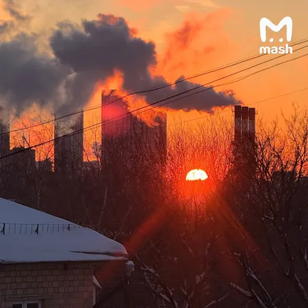 Москвичи засняли над городом розовый закат