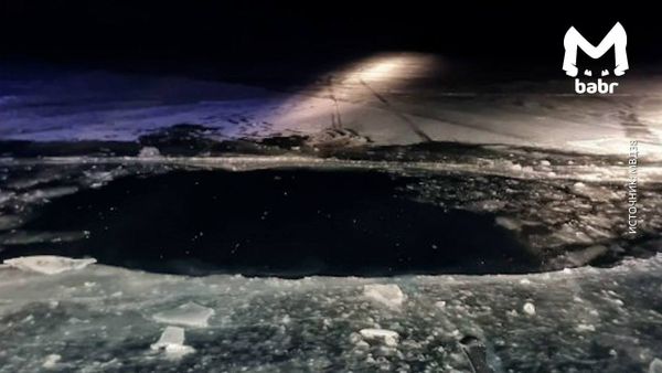 Легковушка с людьми провалилась под лёд на Байкале