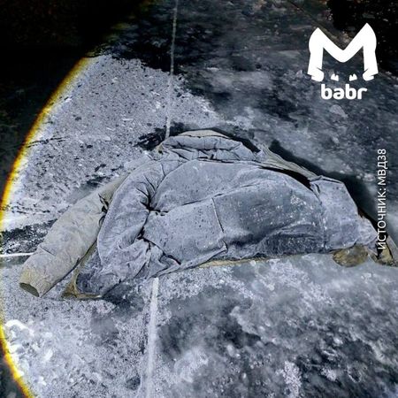 Легковушка с людьми провалилась под лёд на Байкале