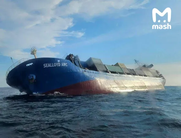 На Пхукете к курортным точкам прибило сгустки мазута