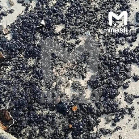 На Пхукете к курортным точкам прибило сгустки мазута