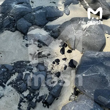 Путешественники пожаловались на сгустки мазута вблизи основных туристических мест Пхукета