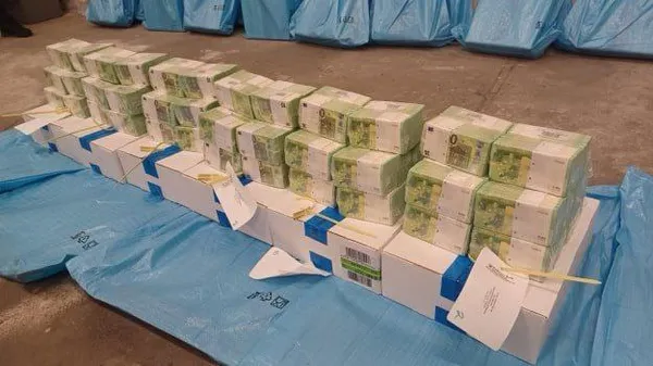 Появились кадры задержания в Венгрии инкассаторских машин "Ощадбанка" с наличными и 9 кг золота