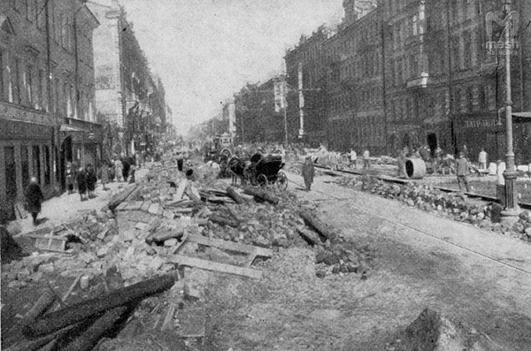 Центральные улицы города после наводнения.