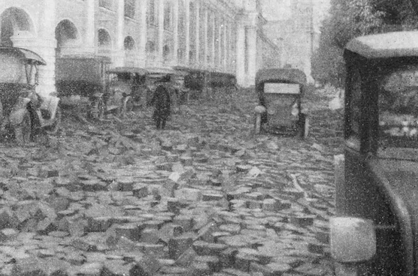 Центральные улицы города после наводнения.