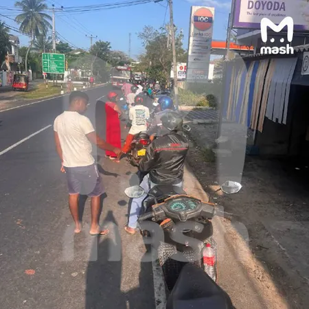 Шри-Ланка ввела распределение топлива по номерам машин, чтобы сократить очереди на заправках