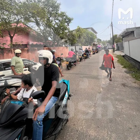 Шри-Ланка ввела распределение топлива по номерам машин, чтобы сократить очереди на заправках