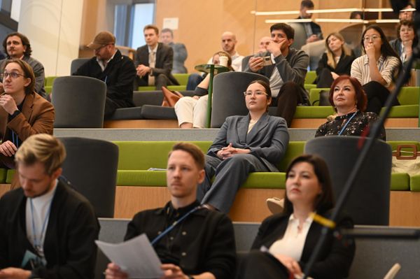 Студентка предложила на биотех-форуме в Альметьевске проект бетона, который сам себя восстанавливает