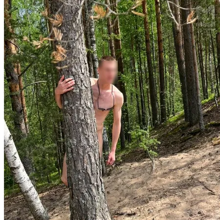 Вход в лифчиках запрещён: где в Питере разгуливают нудистки без одежды