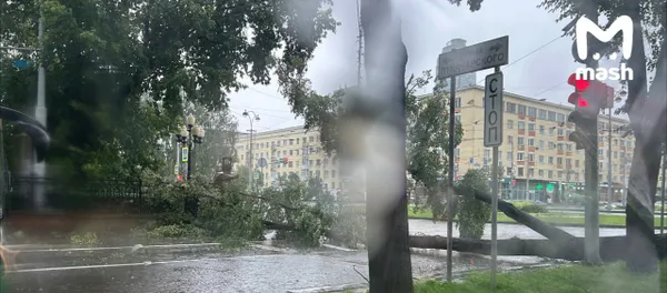 Улицы в Екатеринбурге ушли под воду после ливня и грозы