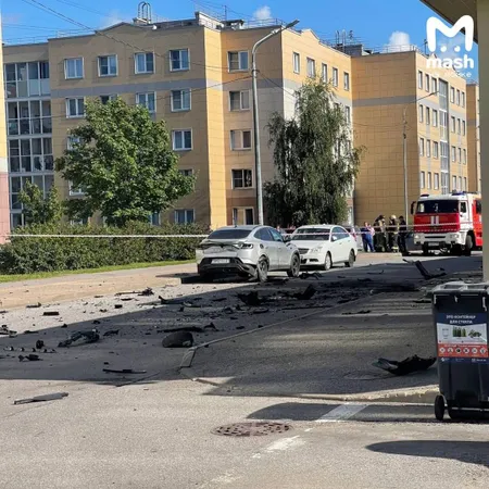 В Петербурге в микрорайоне Славянка взорвалась машина, погиб водитель