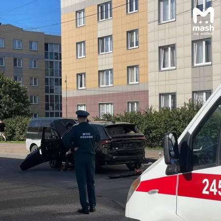 В Петербурге в микрорайоне Славянка взорвалась машина, погиб водитель