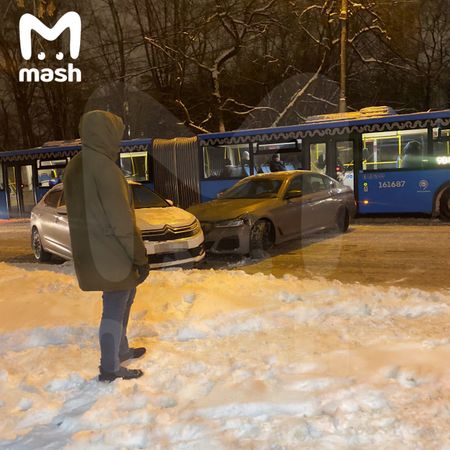 Водитель BMW на Павелецкой набережной в Москве сбил людей на остановке