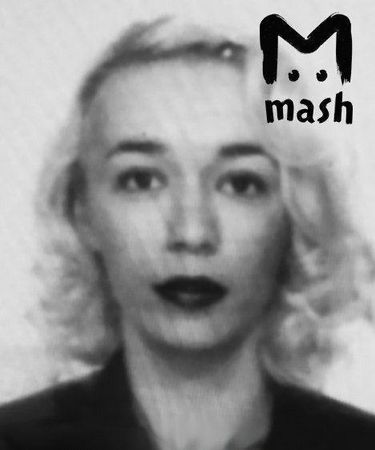 Женщина на фото — не постаревшая Ивлеева, а 40-летняя Наталья Алексейкина. Она ехала со спутником и двумя граммами дружочка-порошка по Садовому. Гаишникам, которые ее остановили, дала с барского плеча миллион, чтобы отстали. Наташа — та ещё роковуха: из-за неё повязали сразу 7 инспекторов. Они вину отрицают: говорят, что деньги подкинули.