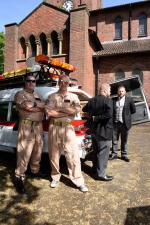 Английского юмора вам на вечер. Британец построил машину из "Охотников за привидениями", сделал из неё катафалк и сдаёт в аренду.