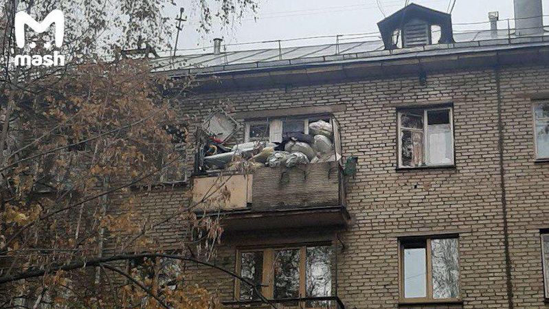 Архитектурных излишеств минутка, свежайшей урбанистики час. Жители подмосковной хрущёвки испытывают балкон на прочность.