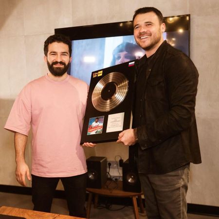 Эмин Агаларов и Бахтияр Алиев (Bahh Tee) продали лейбл Zhara Music за 25 миллионов долларов. Покупатель — Warner Music Group.