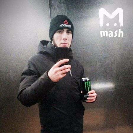 Контролера из «Магнита», одним ударом вырубившего посетителя, зовут Фикрет М. Он считает, что все сделал правильно: покупатель не хотел платить и оскорблял кассира. Дерзкий клиент в больнице, Фикрет пока не задержан, продолжает работать.
