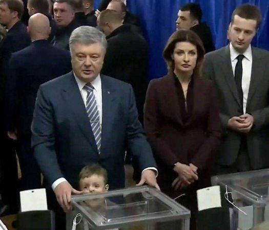 На Украине выбирают Президента: явка избирателей 16%, в лидерах Порошенко, Зеленский и Тимошенко. Все они уже проголосовали.