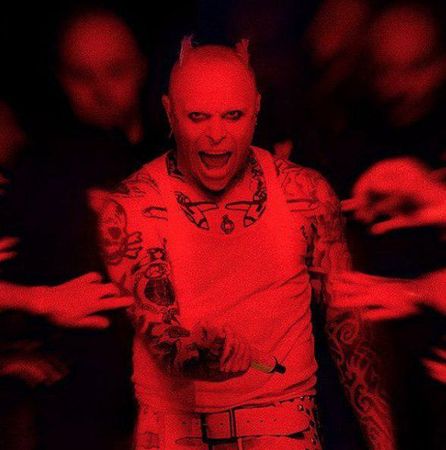 "На выходных наш брат Кит забрал свою жизнь. Мы шокированы, ужасно злы, смущены, а еще наши сердца разбиты".