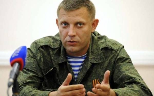 Спецслужбы Донецкой народной республики называют произошедшее терактом. Известно, что рядом с кафе "Сепар" сработало мощное взрывное устройство. Ранены несколько человек, в том числе руководитель ДНР.