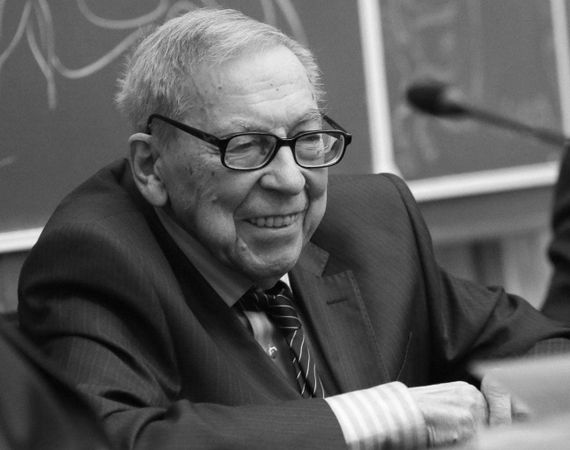 Умер Ясен Николаевич Засурский — бывший декан факультета журналистики МГУ. Он возглавлял факультет в течение 42 лет, сделал его одним из главных центров подготовки журналистов и выпустил самых известных представителей профессии.