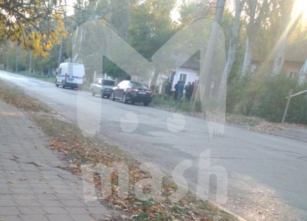 Вслед за домом, где Росляков был прописан, полиция пришла на его съемную квартиру. Именно там он жил вместе с матерью.