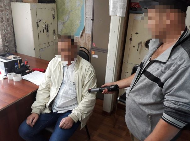 В Хабаровском крае полицейские вывезли водителя Почты России в лес, избили и пытали электрошокером. Сотрудники решили, что водитель украл 5 миллионов рублей, предназначенные для выплаты пенсий. Вот только деньги все это время лежали на дороге, где их и нашли местные жители.