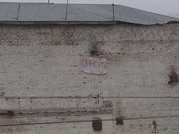 В омской колонии заключенные устроили бунт. Несколько десятков человек хотели добиться “более щадящих условий” в ИК-6, попытались втянуть в это остальных, те не согласились, между ними начались беспорядки.